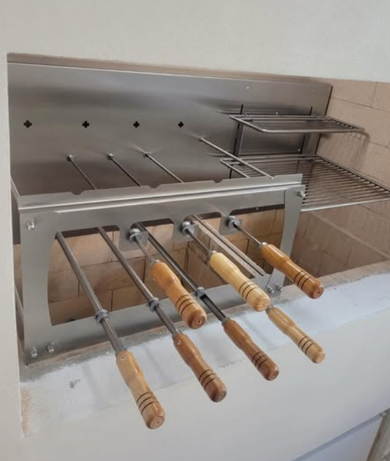 Churrasqueira rotativa em inox sob medida com espetos e grelhas, fabricação CG Inox e Ferro