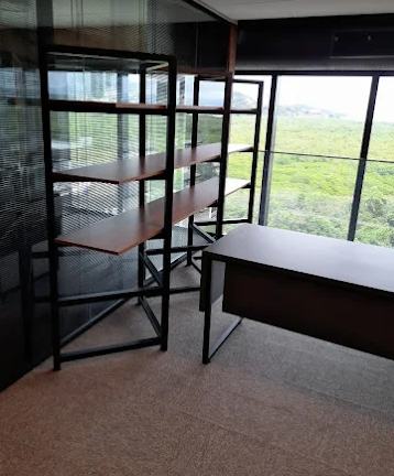 Estante e mesa com estrutura metálica sob medida em escritório comercial em São José SC