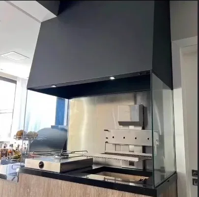 Coifa em inox pintado preto sob medida instalada sobre churrasqueira em apartamento em São José SC